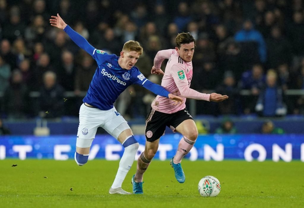 Everton's Anthony Gordon in action with Leicester City's Ben Chilwell