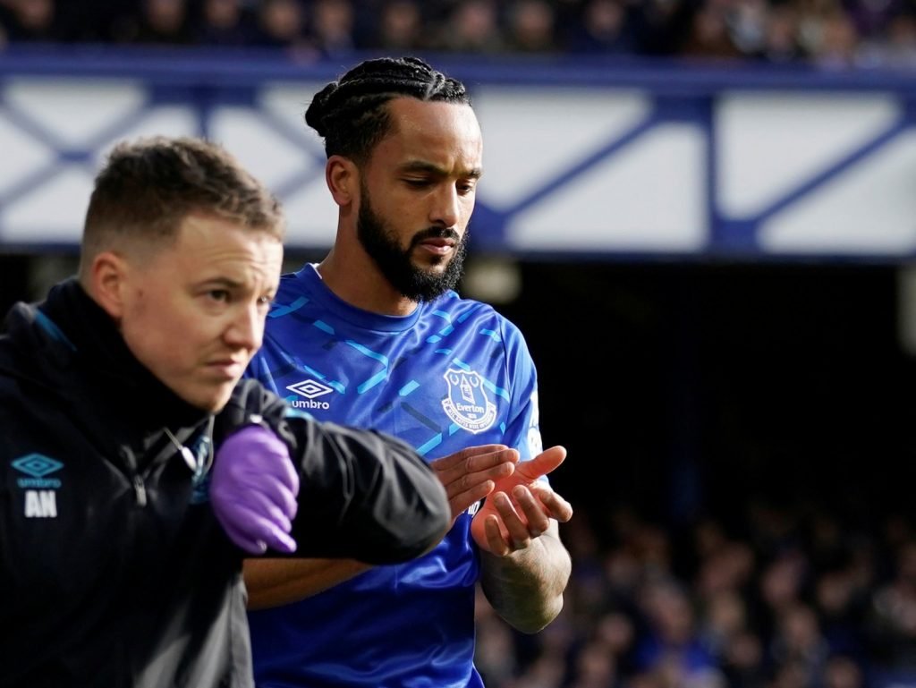 Everton's Theo Walcott leaves the pitch after sustaining an injury v Crystal Palace