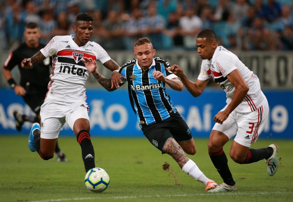 Gremio's Everton in action with Sao Paulo's Bruno Alves