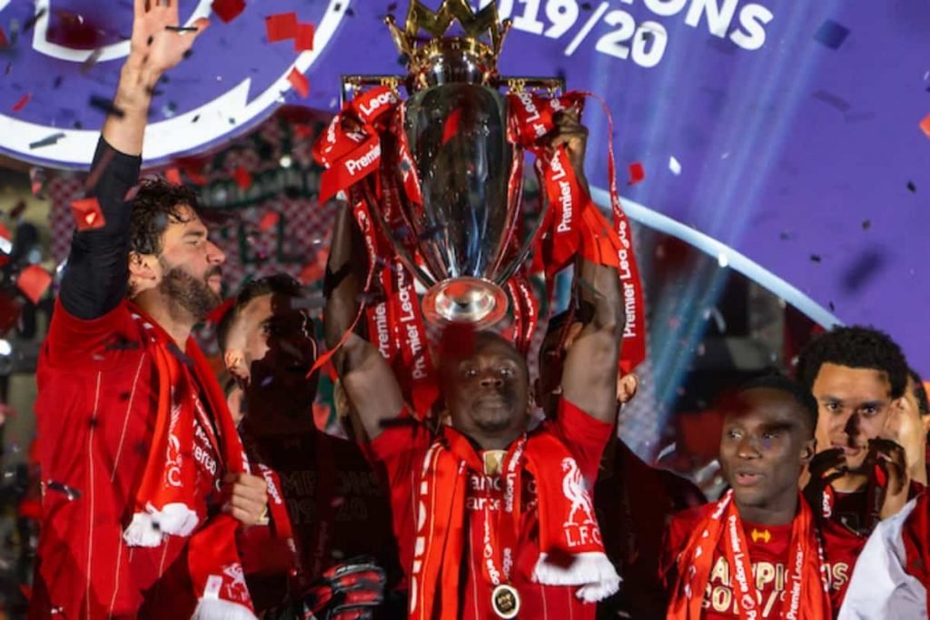 Liverpool-FC's-Sadio-Mane-lifts-the-Premier-League-trophy