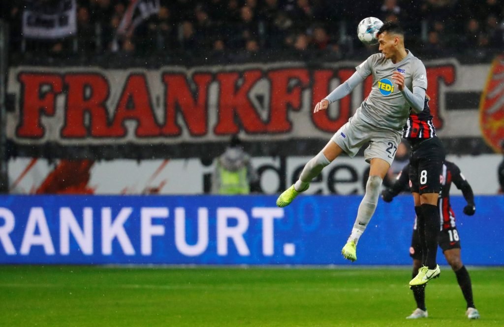 Hertha BSC's Davie Selke in action with Eintracht Frankfurt's Djibril Sow