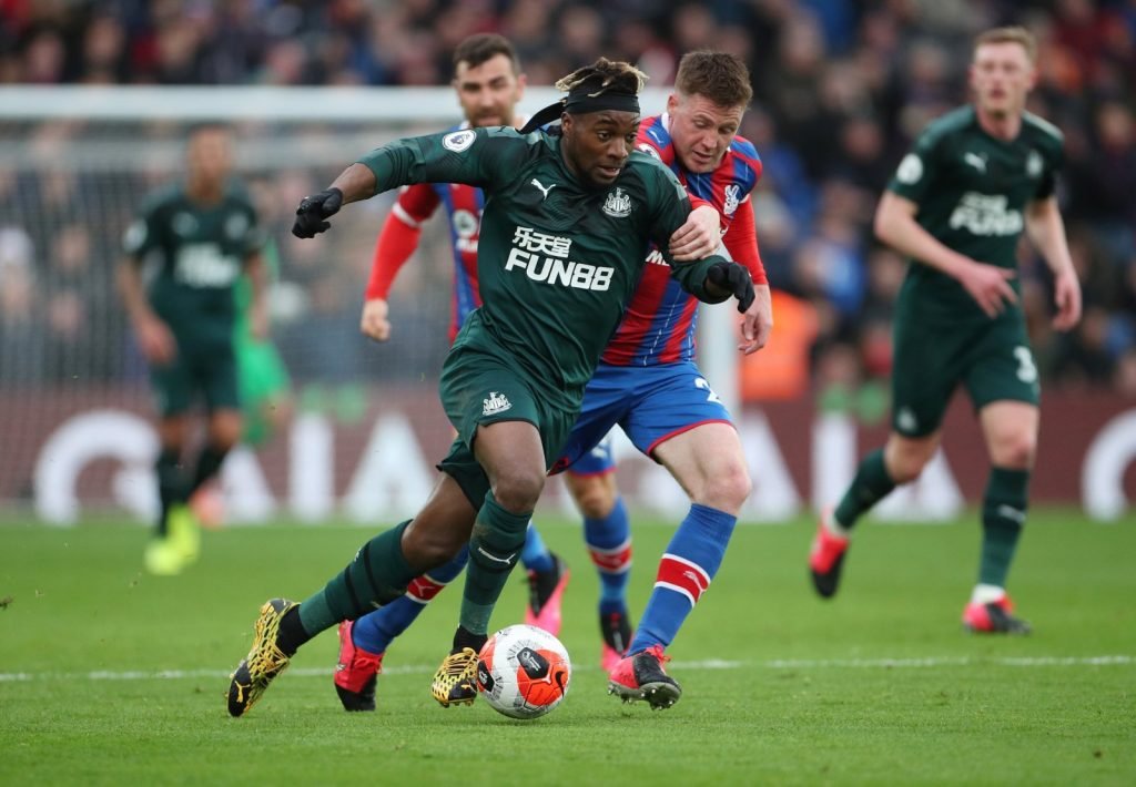 Newcastle United's Allan Saint-Maximin in action with Crystal Palace's James McCarthy
