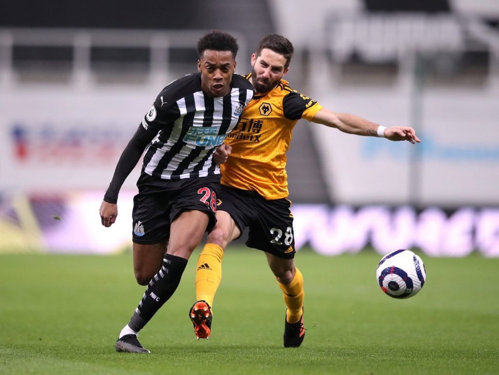 joe-willock-playing-for-newcastle-against-wolves