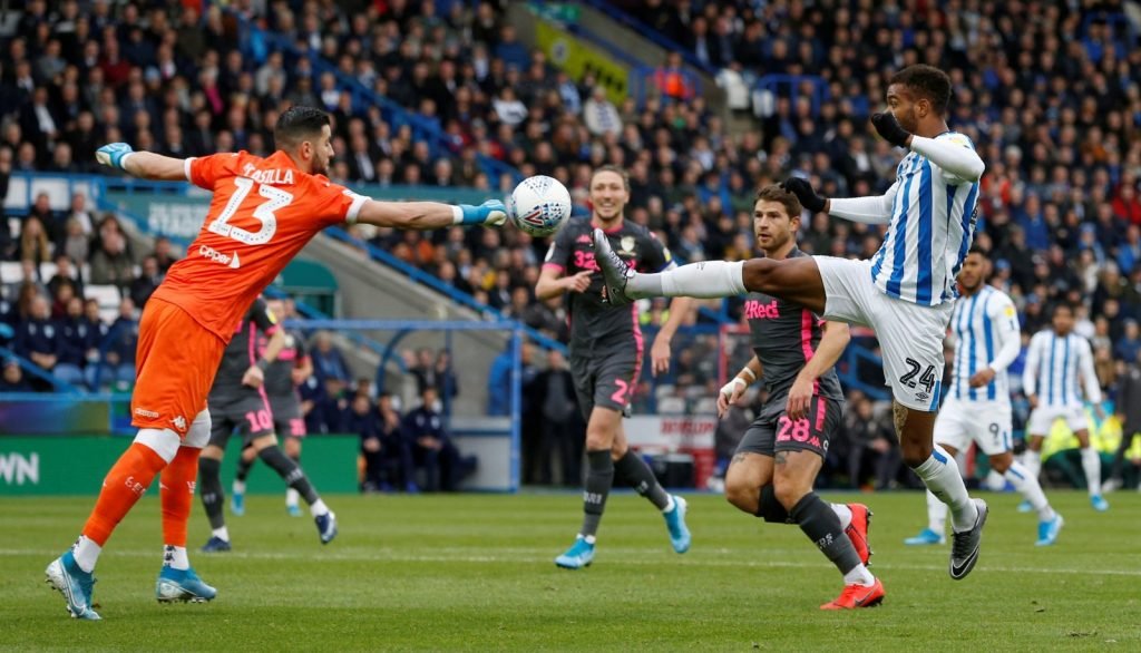 Leeds United's Kiko Casilla in action with Huddersfield Town's Steve Mounie