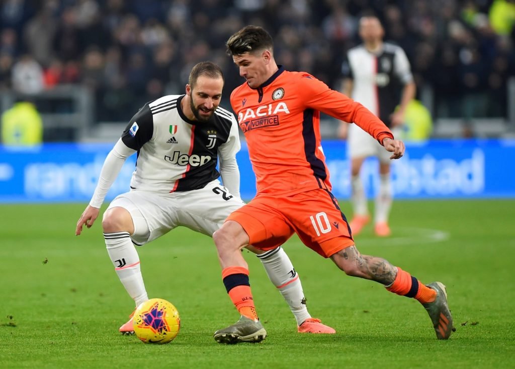 Juventus' Gonzalo Higuain in action with Udinese's Rodrigo De Paul